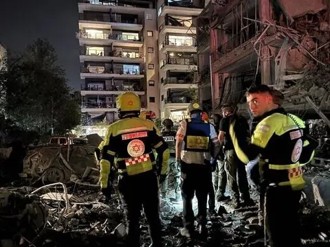 Iran nã hàng trăm tên lửa vào Israel