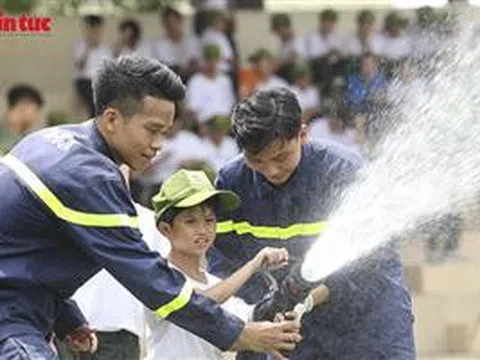 Thiếu nhi hào hứng học kỹ năng phòng cháy, chữa cháy