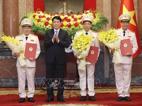 Chủ tịch nước Lương Cường trao quyết định thăng cấp bậc hàm Thượng tướng cho lãnh đạo Bộ Công an