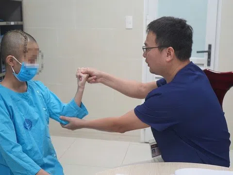 Hai lần phẫu thuật, bác sĩ giành lại sự sống cho bệnh nhi 13 tuổi bị vỡ mạch máu não