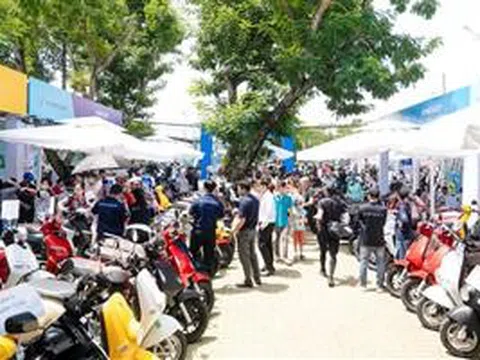 Khách hàng ồ ạt đặt cọc xe máy điện tại sự kiện 'Đổi xăng lấy điện'