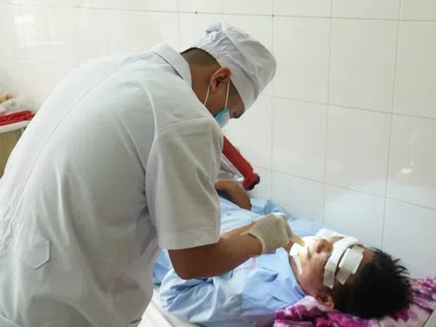Đang đi trên đường, tài xế bị máy bay không người lái đâm bị thương