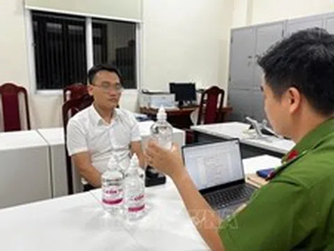 Bắt Phó Chủ tịch UBND một thị trấn ở Hà Nội vì sản xuất cồn giả