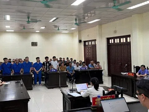 Xét xử nhóm thanh thiếu niên "ngông cuồng" cướp xe máy của người đi đường