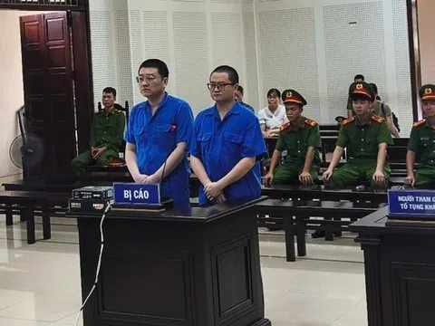 Bà chủ quán trà đá phát hiện 2 đối tượng nước ngoài tiêu tiền giả