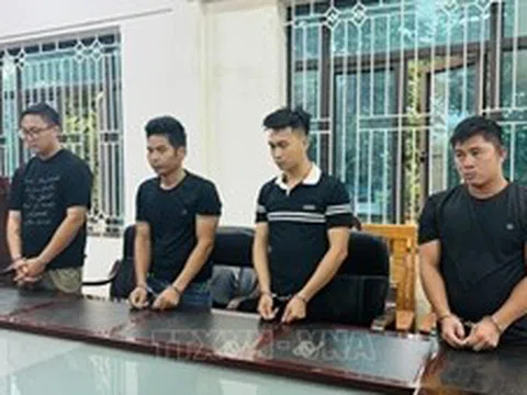 Khởi tố 4 đối tượng buôn lậu qua biên giới