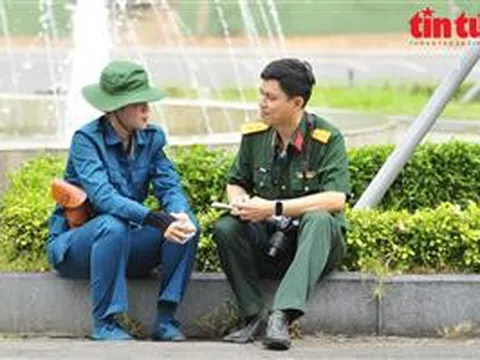 Những nhà báo khoác màu áo lính