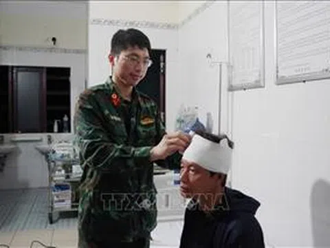 Cấp cứu kịp thời ngư dân bị tai nạn lao động khi đánh bắt hải sản ở Trường Sa