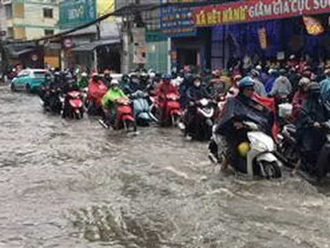 TP Hồ Chí Minh: Mưa lớn kéo dài, nhiều tuyến đường bị ngập sâu