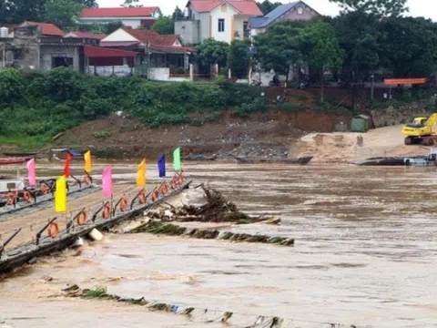 Phú Thọ: Tạm thời vận hành phà quân sự phục vụ người dân qua cầu Phong Châu