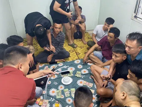 Bắt quả tang tụ điểm đánh bạc trong container