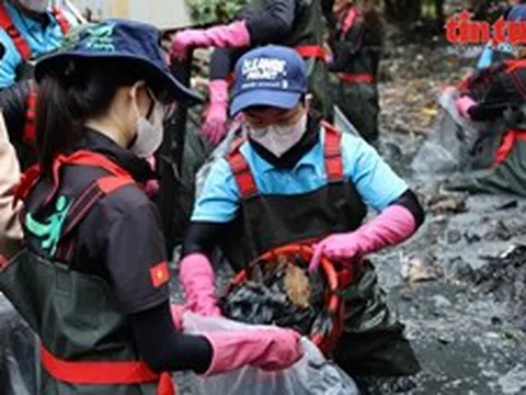 Nhóm bạn trẻ dọn sạch dòng kênh đen để lan tỏa lối sống xanh
