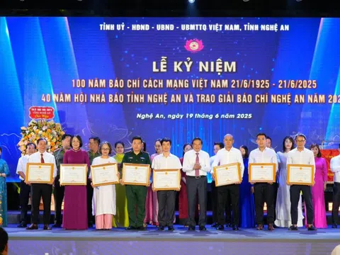 Văn phòng miền Trung - Tạp chí Đời sống & Pháp luật nhận bằng khen của UBND tỉnh Nghệ An