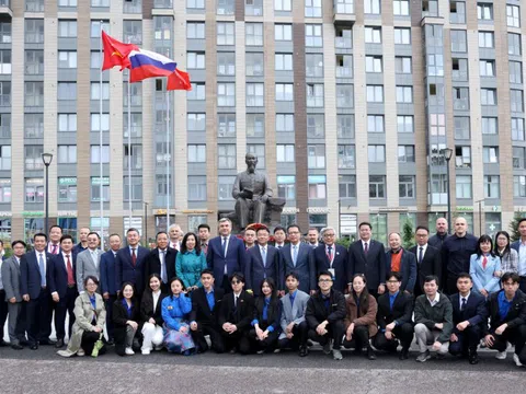 Phó Thủ tướng Lê Thành Long dâng hoa tại tượng đài Chủ tịch Hồ Chí Minh ở TP. Saint Petersburg, LB Nga