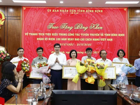 Phóng viên Tạp chí Đời sống và Pháp Luật nhận bằng khen của UBND tỉnh Bình Định