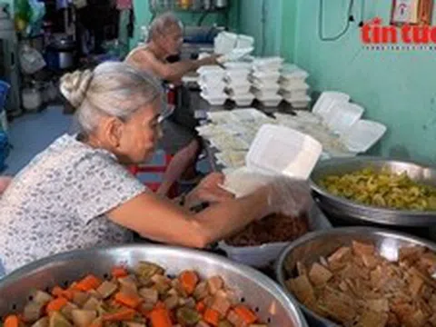 Vợ chồng U90 nấu cơm chay miễn phí cho người có hoàn cảnh khó khăn