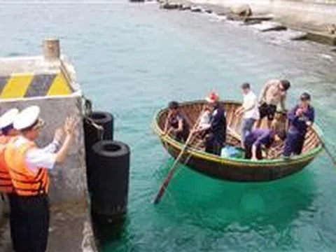Đảo Trường Sa bàn giao bệnh nhân sau điều trị tai nạn lao động trên biển