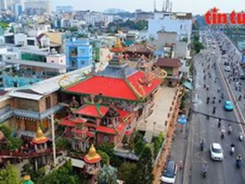 Độc đáo ngôi chùa được bao phủ bởi 30 tấn mảnh sành giữa lòng TP Hồ Chí Minh