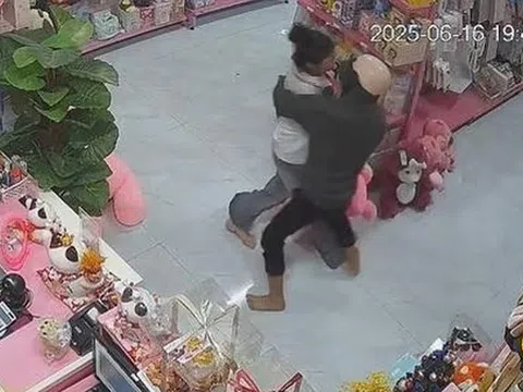 Bắt 2 đối tượng dùng dao khống chế, trói tay nữ nhân viên rồi cướp tài sản