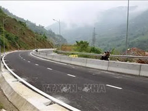 Cảnh sát giao thông kịp thời giúp thiếu niên lang thang trên cao tốc trở về với gia đình
