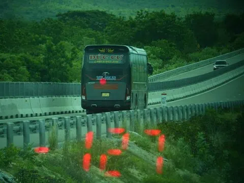 Xe khách chở theo 22 người "phóng như bay", vượt tốc độ cho phép trên 37km/h