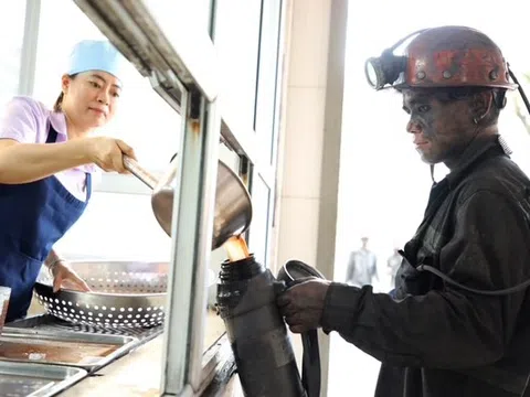 Ngành than tăng cường chăm lo công nhân trong mùa nắng nóng
