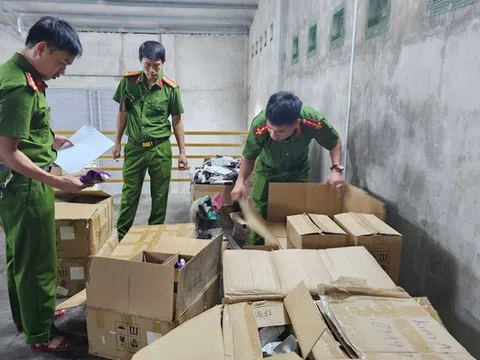 Thu giữ 2,5 tấn mỹ phẩm không rõ nguồn gốc tại một cửa hàng
