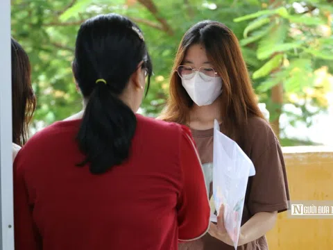 Cảm động hình ảnh những sĩ tử vượt khó, mang nghị lực vào phòng thi