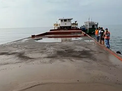 Cảnh sát biển bắt giữ tàu vận chuyển cát không rõ nguồn gốc