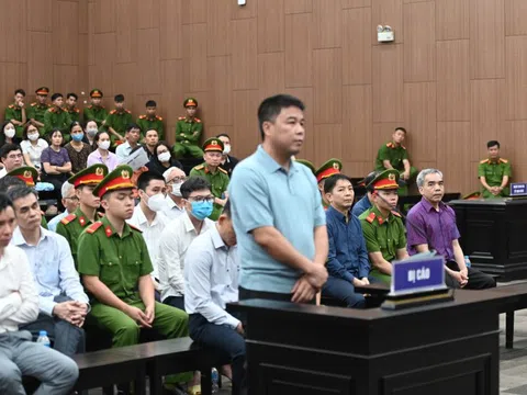 Chủ tịch Tập đoàn Phúc Sơn bật khóc trước toà: Ám ảnh với cái nghèo, có tiền là đem đi thiện nguyện