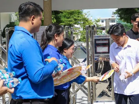 Hơn 700 đoàn viên, sinh viên Đà Nẵng đồng hành cùng sĩ tử "vượt vũ môn" giữa trời nắng gắt