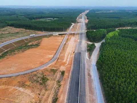 Hình hài cao tốc Vạn Ninh - Cam Lộ trước ngày thông xe kỹ thuật