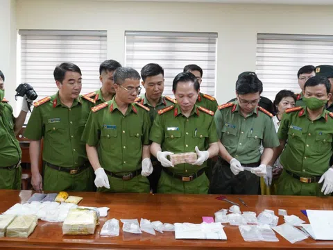 Phá đường dây, thu giữ 5,6kg ma túy và 1 khẩu súng quân dụng