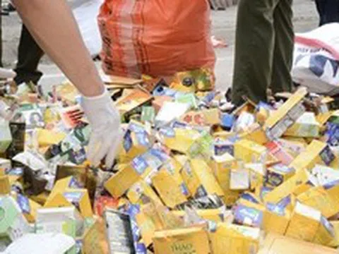 Phát hiện lượng lớn thực phẩm chức năng bị đổ bỏ ở bãi rác tại Hạ Long
