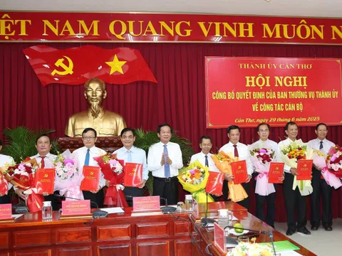 Nhiều lãnh đạo Cần Thơ và Đồng Tháp nghỉ công tác trước tuổi