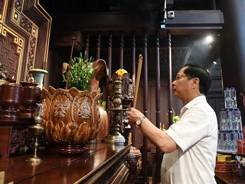 Phó Thủ tướng Bùi Thanh Sơn dâng hương tại Đền thờ liệt sĩ Điện Biên Phủ