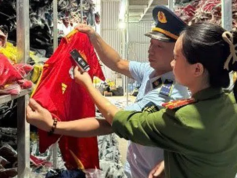 Khởi tố chủ kho hàng kinh doanh hơn 35.000 bộ quần áo giả mạo nhãn hiệu nổi tiếng