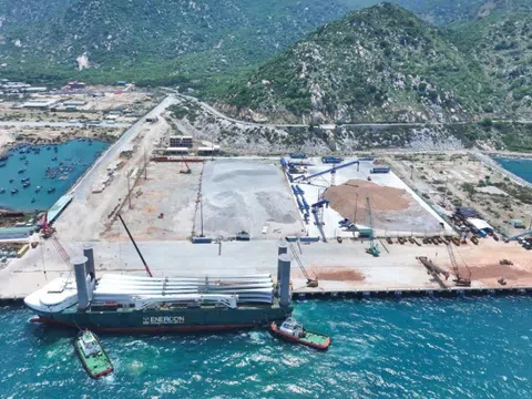 Cảng biển quốc tế Trung Nam Cà Ná đón chuyến tàu chuyên chở thiết bị điện gió đầu tiên