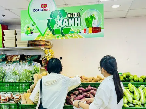 Mang túi môi trường để mua sắm sẽ được Co.opmart tặng ngay rau củ xanh