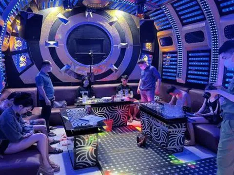 Khởi tố chủ quán, nhân viên và nhóm ‘bay lắc’ trong quán karaoke