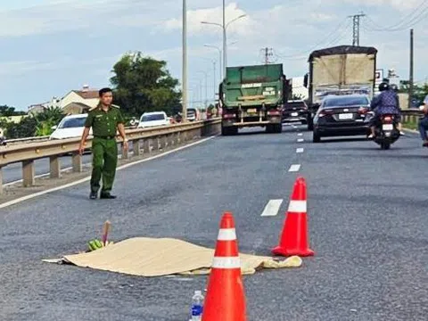 Điều tra vụ đâm bạn gái trọng thương rồi lao vào ôtô tải tự tử