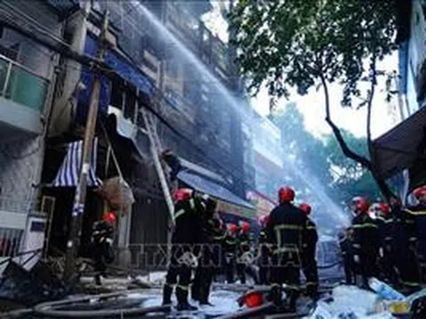 Dập tắt đám cháy cửa hàng ở trung tâm thành phố Cần Thơ