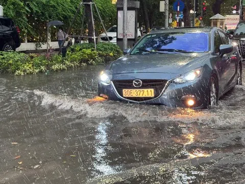 Hà Nội mưa dông mạnh, nhiều tuyến phố ngập úng nặng