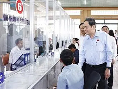 Chủ tịch Quốc hội thăm Trung tâm phục vụ hành chính công xã Vị Thủy (Cần Thơ)
