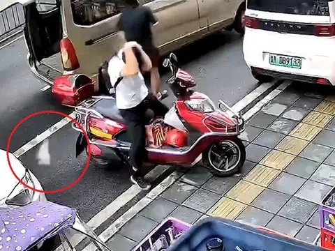 Dao chặt thịt rơi từ trên trời xuống đất, suýt trúng người dân