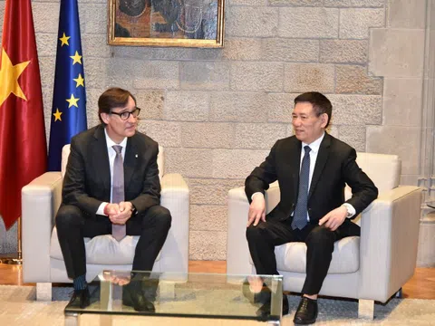 Phó Thủ tướng Hồ Đức Phớc gặp Chủ tịch vùng Catalonia