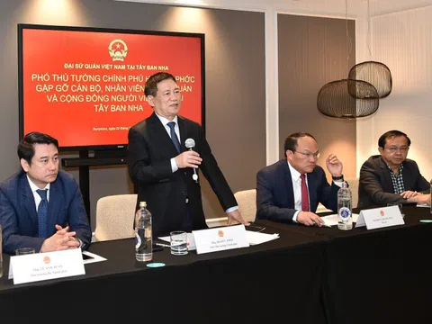 Phó Thủ tướng Hồ Đức Phớc gặp gỡ cán bộ, nhân viên Đại sứ quán và cộng đồng người Việt tại Tây Ban Nha