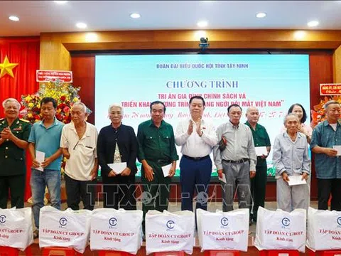 Trưởng Ban Tuyên giáo và Dân vận Trung ương tặng quà gia đình chính sách tại Tây Ninh