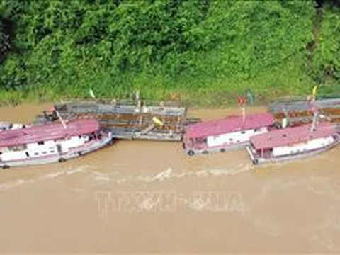 Vận hành lại phà quân sự ở khu vực cầu Phong Châu