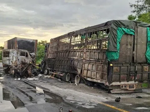 Hiện trường vụ tai nạn hai xe ô tô đối đầu, bốc cháy trong đêm khiến hai người thương vong